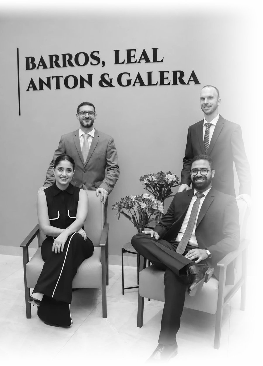 Os advogados Marcelo Leal, Nathália Galera, Renan Anton e Maykon Barros na recepção do escritório
